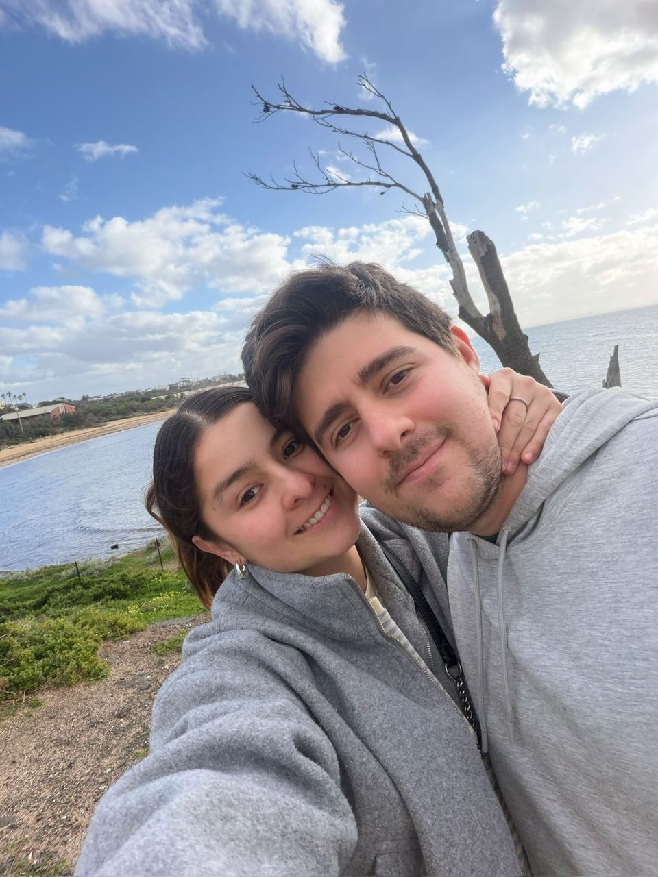 Adriana y Daniel, fundadores de Dulcé, en la costa de Melbourne